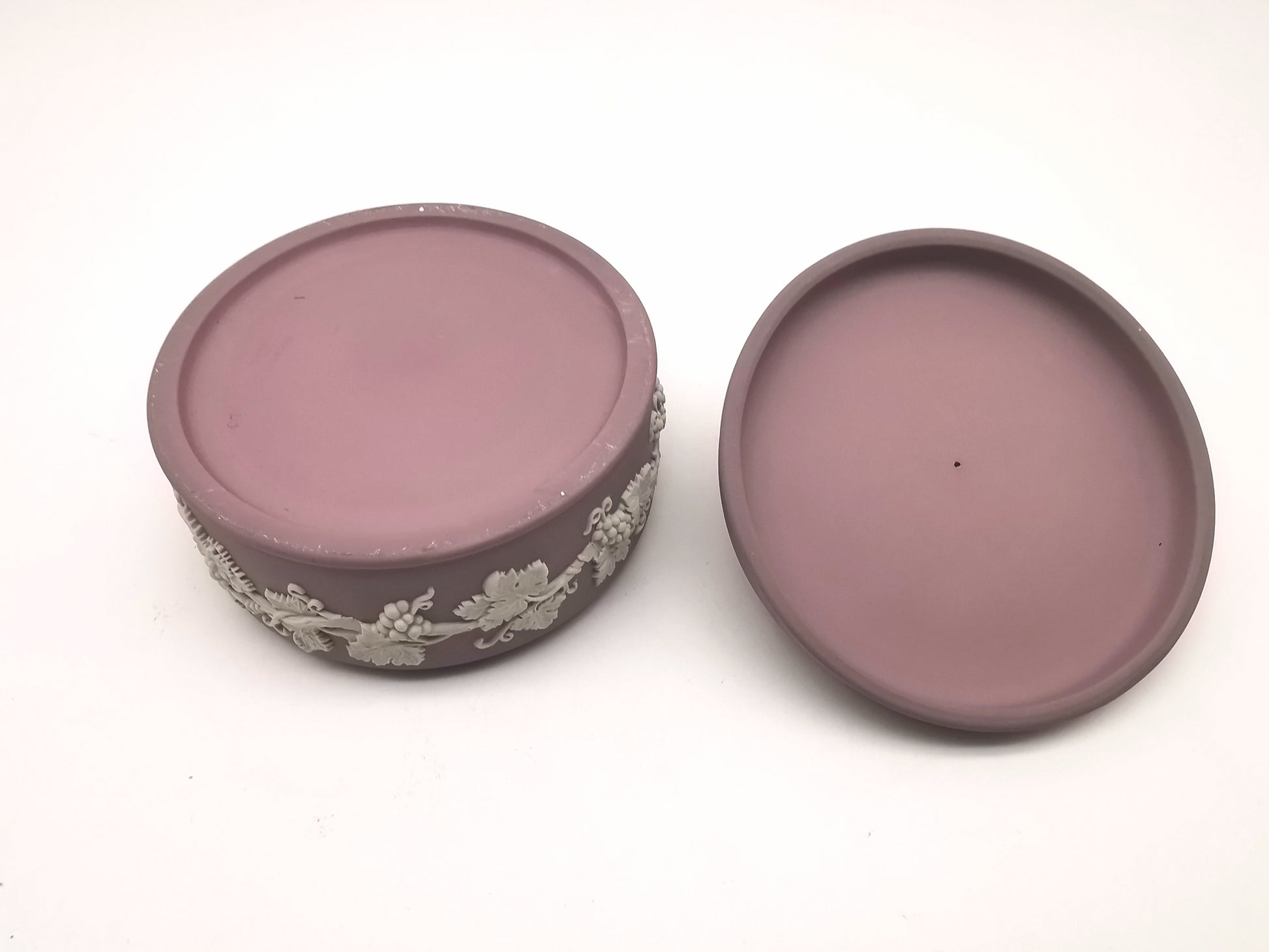 Vintage Wedgwood Lilac Jasperware Round Grapevine Lidded Trinket Box, 12.5cm diameter