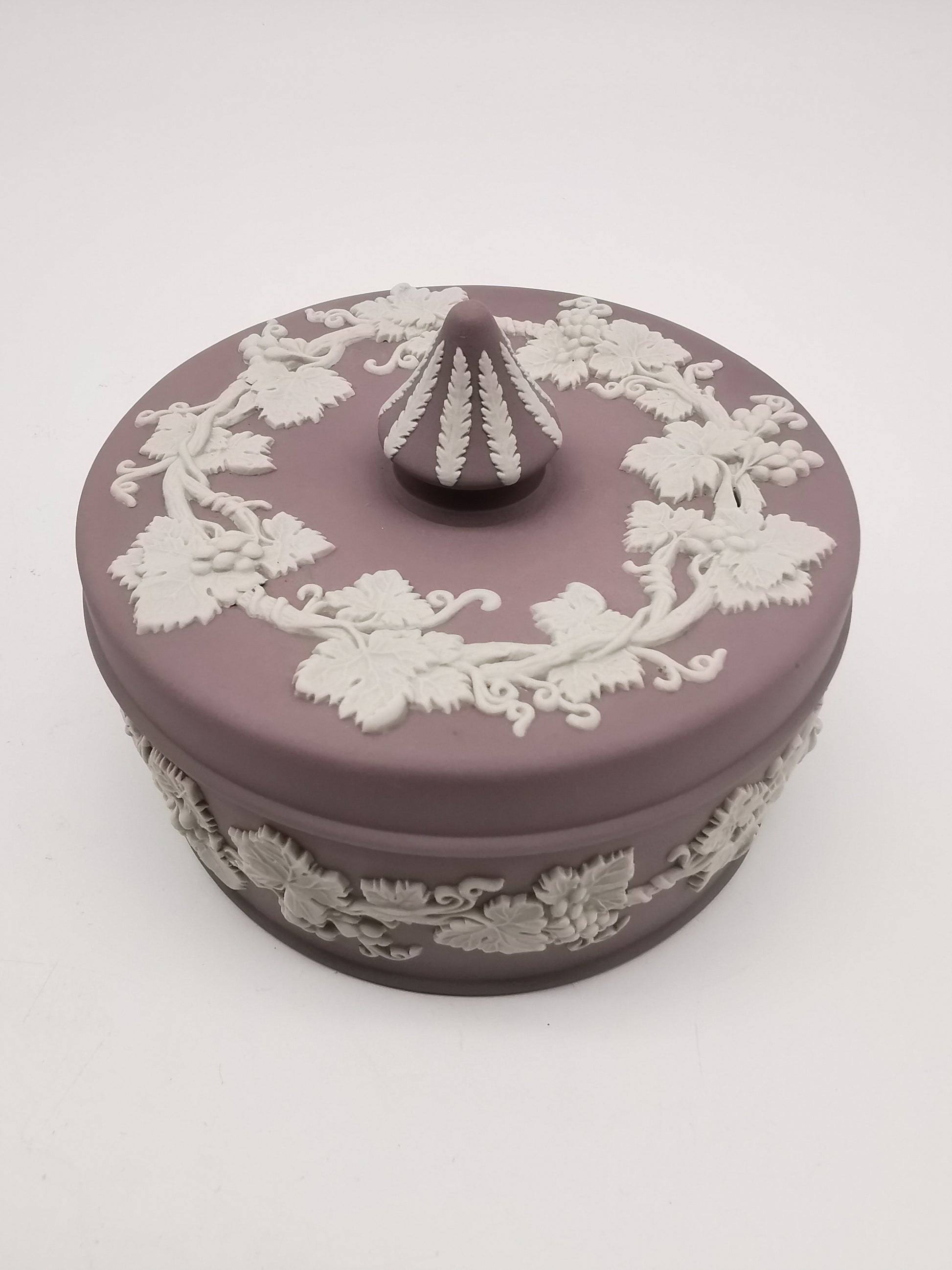 Vintage Wedgwood Lilac Jasperware Round Grapevine Lidded Trinket Box, 12.5cm diameter