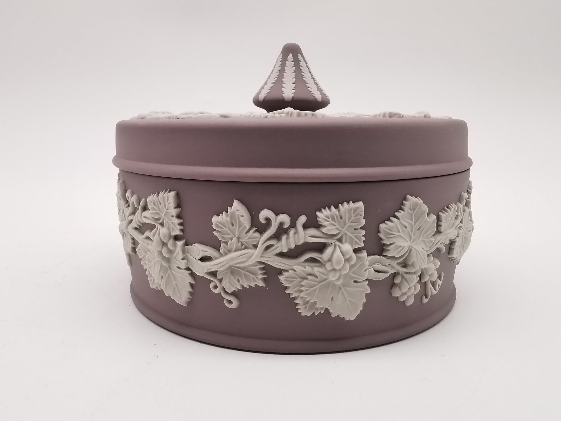 Vintage Wedgwood Lilac Jasperware Round Grapevine Lidded Trinket Box, 12.5cm diameter