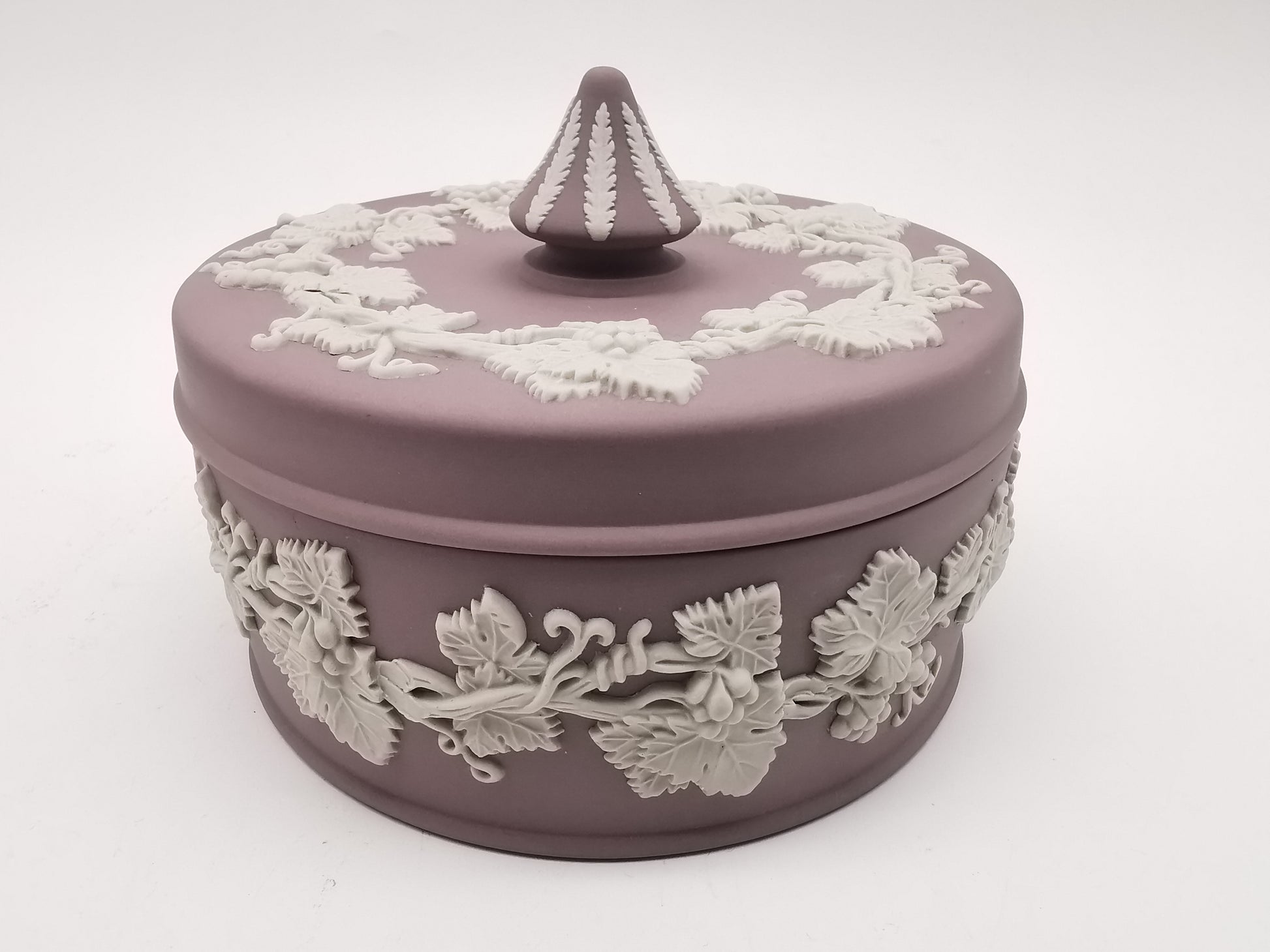 Vintage Wedgwood Lilac Jasperware Round Grapevine Lidded Trinket Box, 12.5cm diameter