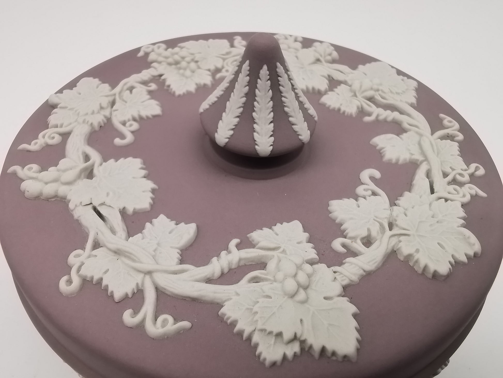 Vintage Wedgwood Lilac Jasperware Round Grapevine Lidded Trinket Box, 12.5cm diameter