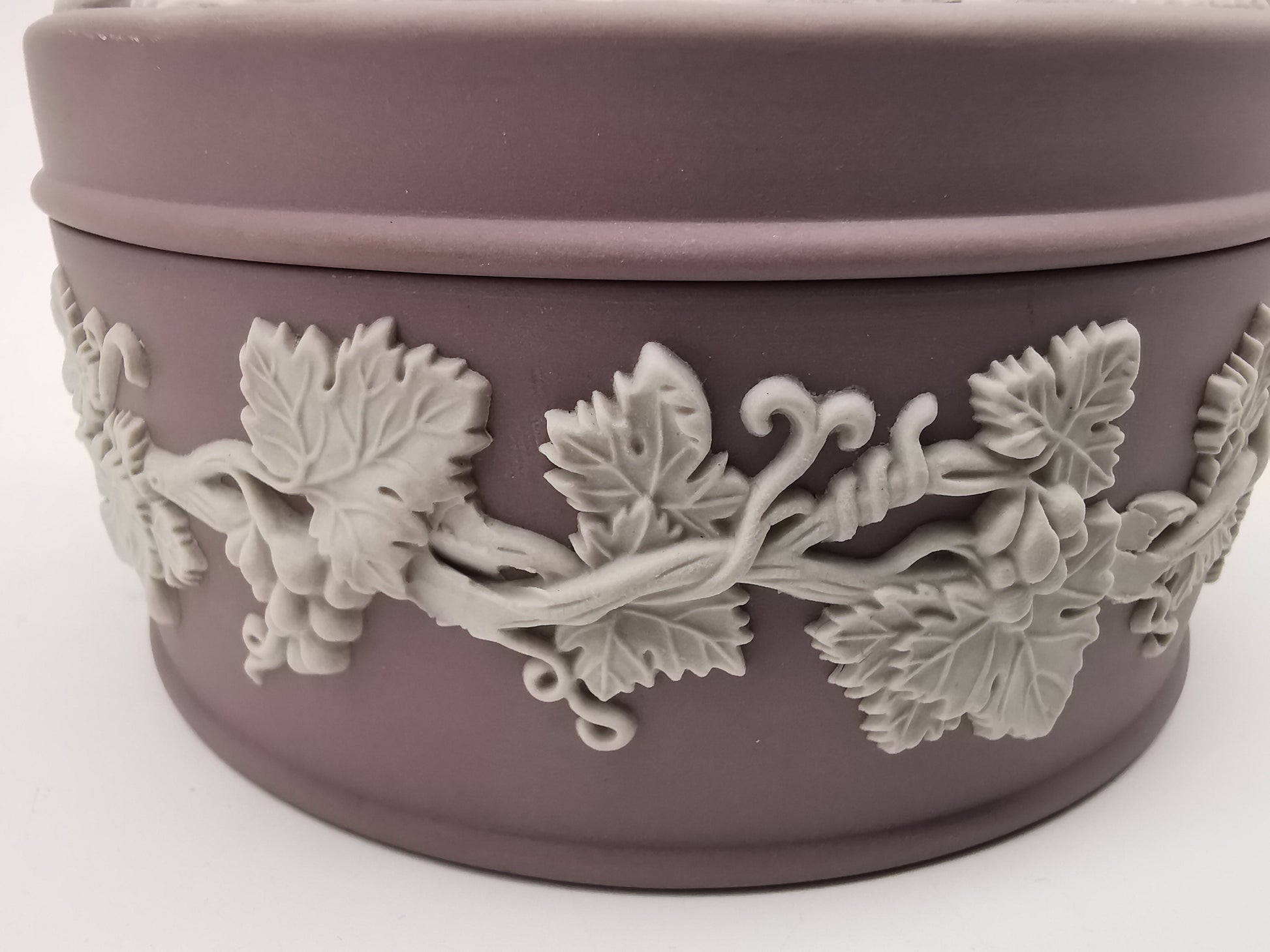 Vintage Wedgwood Lilac Jasperware Round Grapevine Lidded Trinket Box, 12.5cm diameter