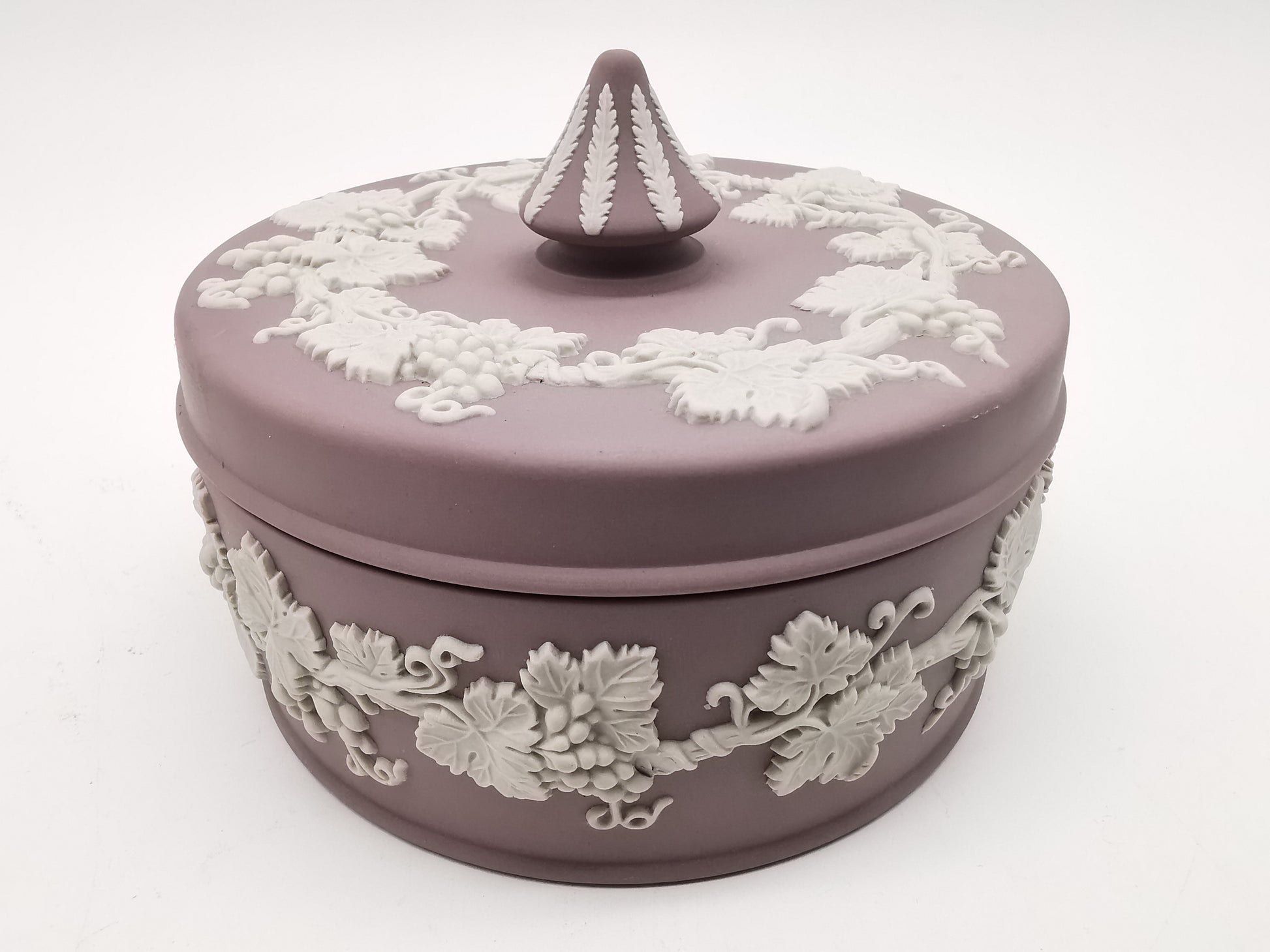 Vintage Wedgwood Lilac Jasperware Round Grapevine Lidded Trinket Box, 12.5cm diameter