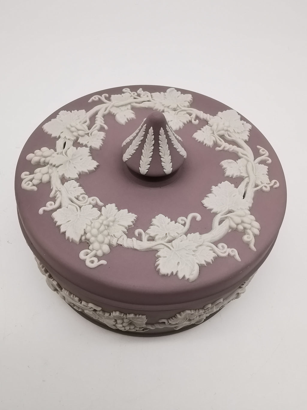 Vintage Wedgwood Lilac Jasperware Round Grapevine Lidded Trinket Box, 12.5cm diameter