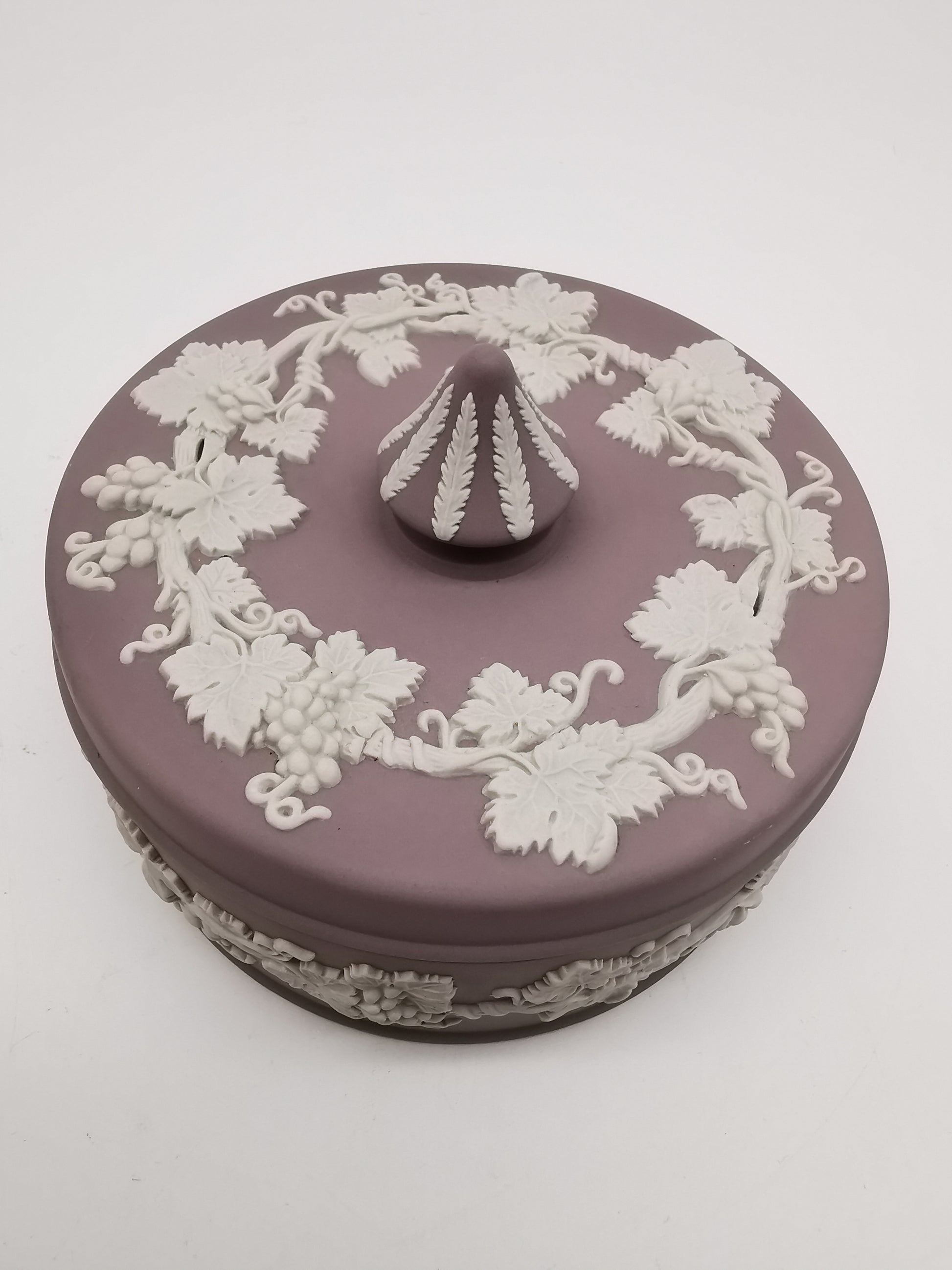 Vintage Wedgwood Lilac Jasperware Round Grapevine Lidded Trinket Box, 12.5cm diameter